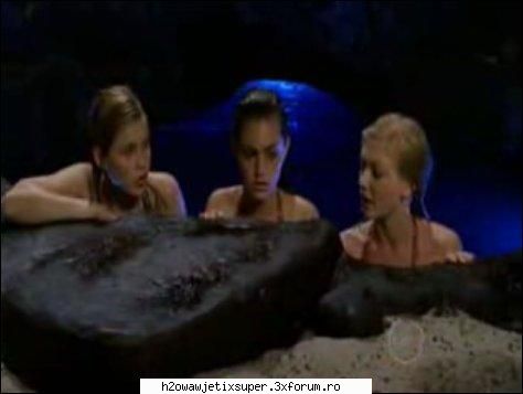 cleo venea si ea ea,haide 3 minute va aparea luna era si emma ;) ,haide... in lumina lunii